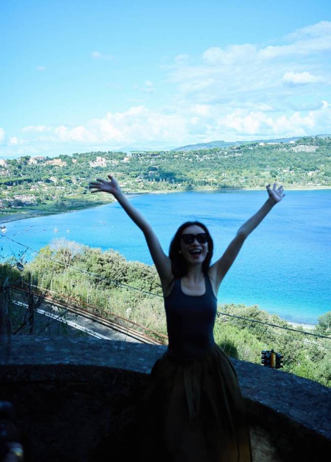 倪妮戴墨镜穿搭简约 在湖边张开双臂活力满满