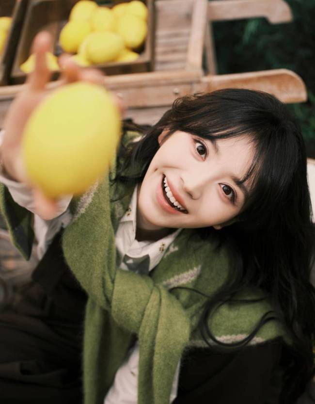 田曦薇共享28岁诞辰照 穿背带裤搭配凉帽灵气统共