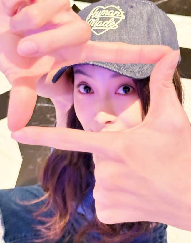 宋茜穿运动装身材纤细 双手比心表情灵动