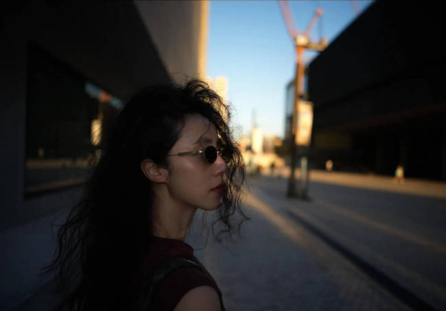 孙莉晒一家外出游玩合照 女儿出境腿长酷似妈妈