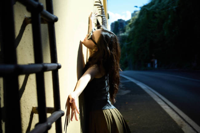 倪妮戴墨镜穿搭简约 在湖边张开双臂活力满满