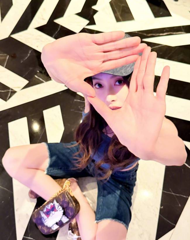 宋茜穿运动装身材纤细 双手比心表情灵动