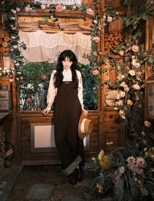 田曦薇共享28岁诞辰照 穿背带裤搭配凉帽灵气统共