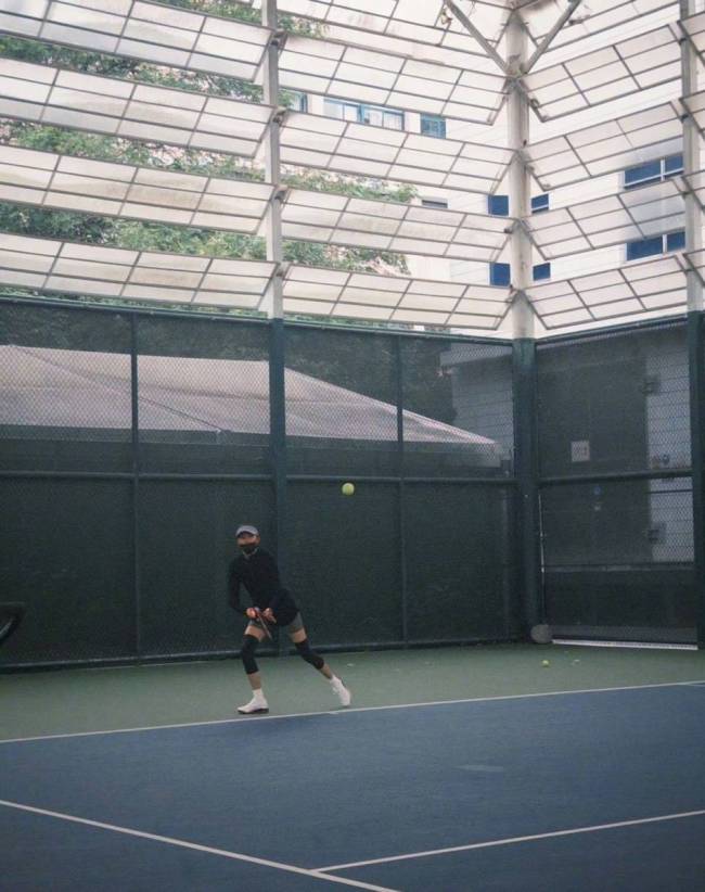 关晓彤穿开通装打网球活力满满 四肢专科长腿吸睛