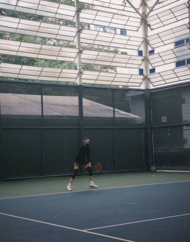 关晓彤穿开通装打网球活力满满 四肢专科长腿吸睛