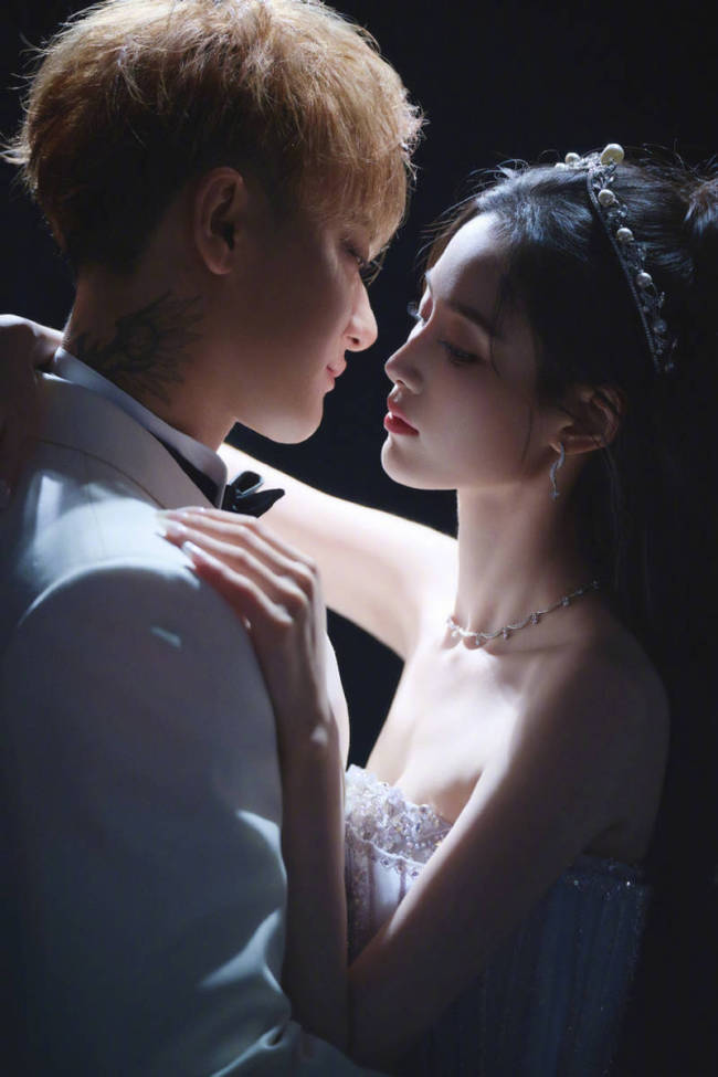 黄子韬徐艺洋婚纱照曝光 亲密相拥接吻画面超甜