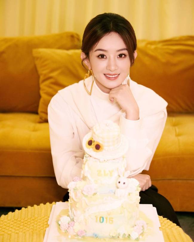 赵丽颖穿针织衫庆祝生日 戴搞怪眼镜可爱俏皮