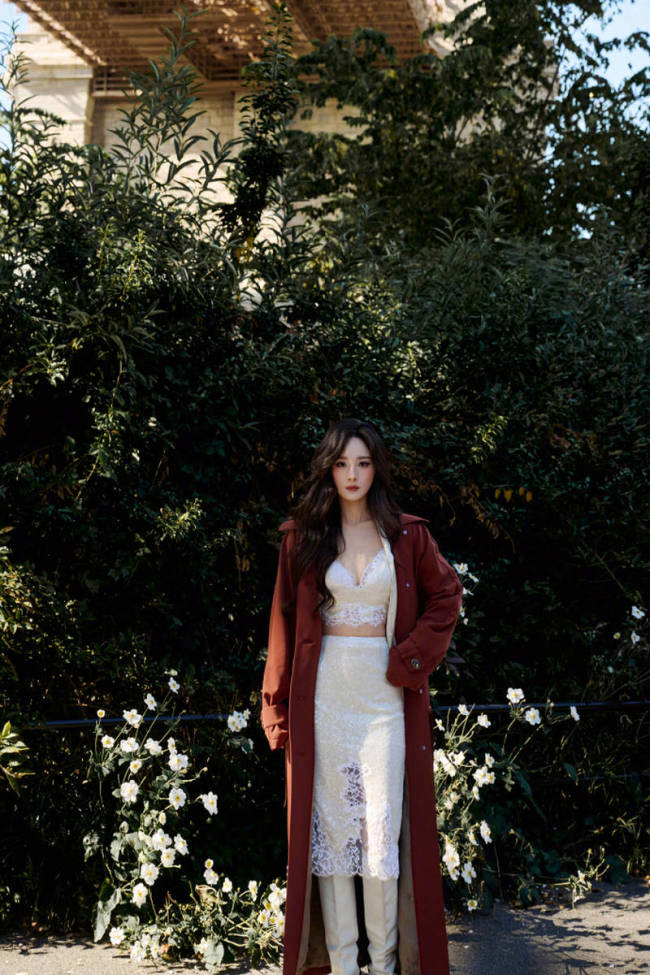 杨幂着白色蕾丝吊带秀好身材 套棕红色大衣气场超A