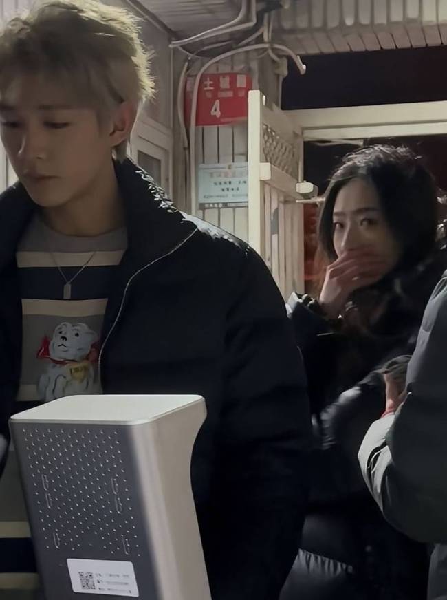 荣梓杉曾被偶遇与女生一起看戏 两人同坐非常低调