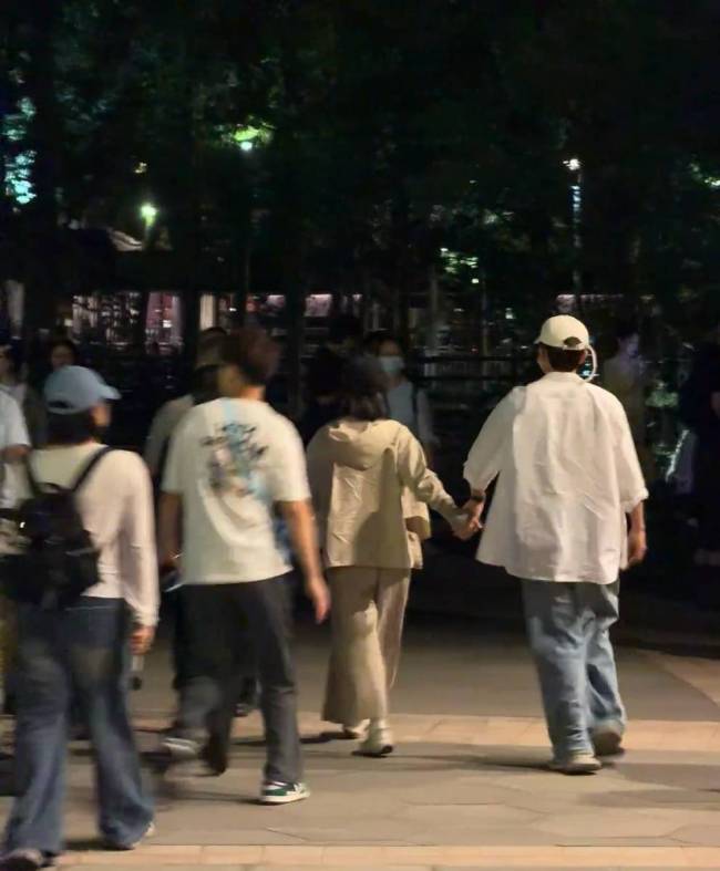 张杰谢娜现身乌镇戏剧节 两人手牵手感情恩爱