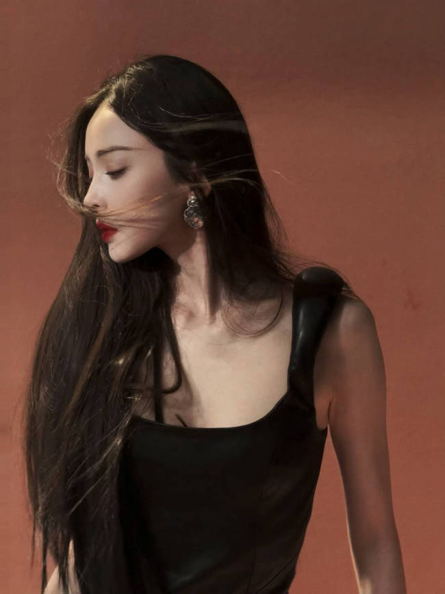 娜扎黑长直造型眼神冷艳 身披黑色羽毛气场全开