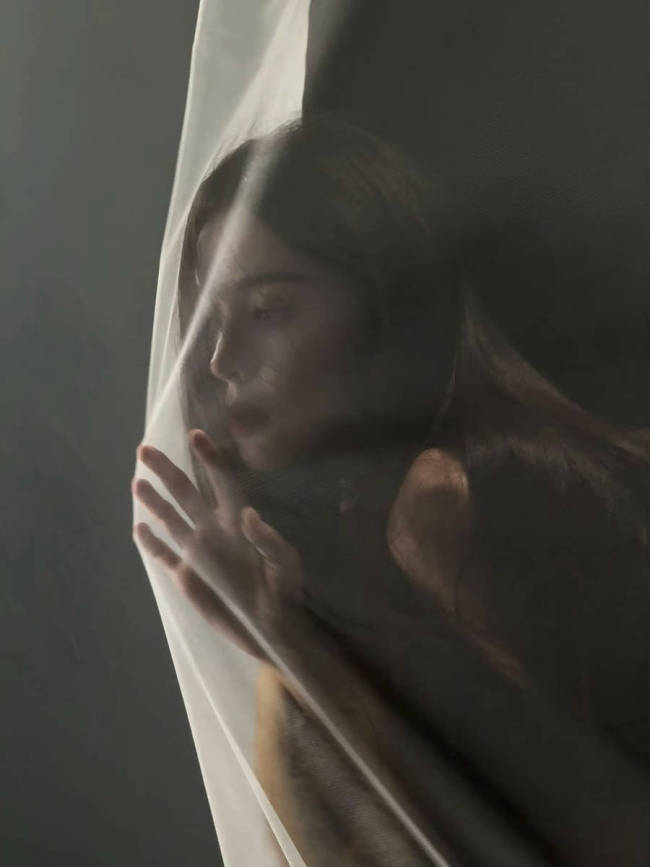 娜扎黑长直造型眼神冷艳 身披黑色羽毛气场全开