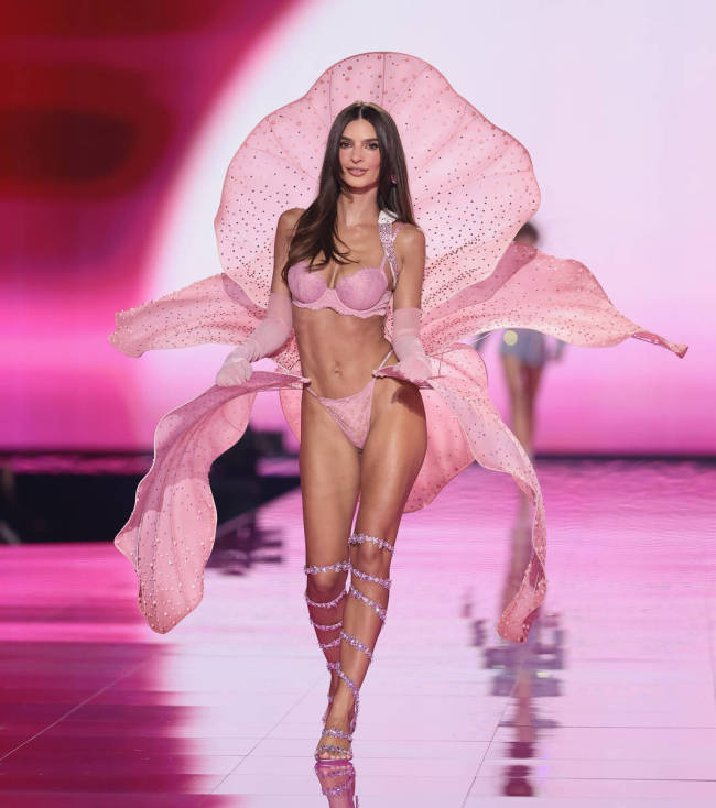 维多利亚的秘密秀众多美女模特亮相T台 画面养眼