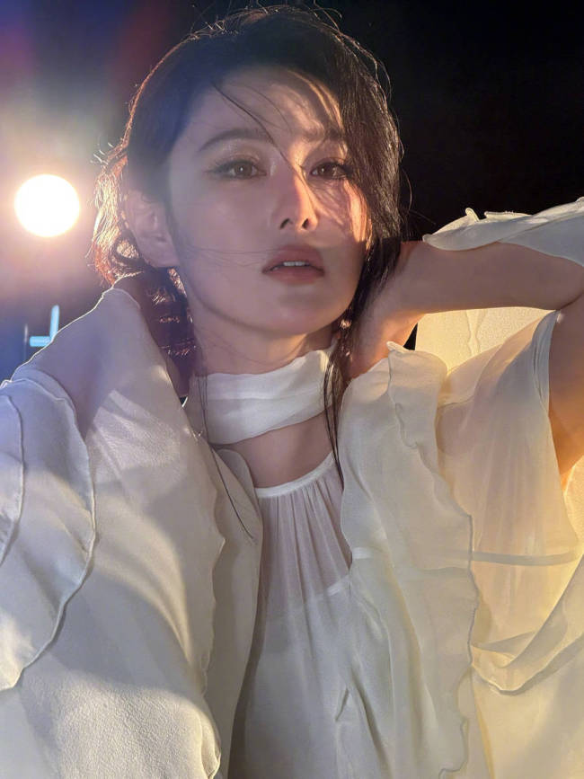 张馨予穿丝绸衬衫随性慵懒 发丝微乱秒变氛围女神