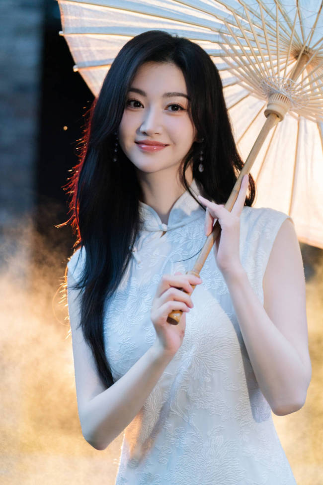 景甜穿白色旗袍气质温婉 手撑油纸伞端庄大气