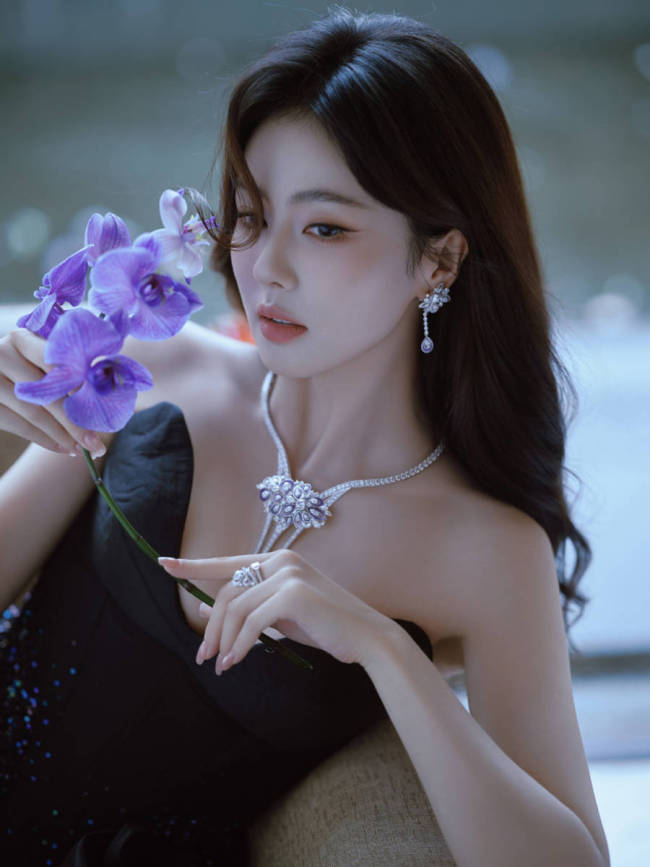白鹿长裙配银色项链 透明美甲凸显纤细手指超吸睛