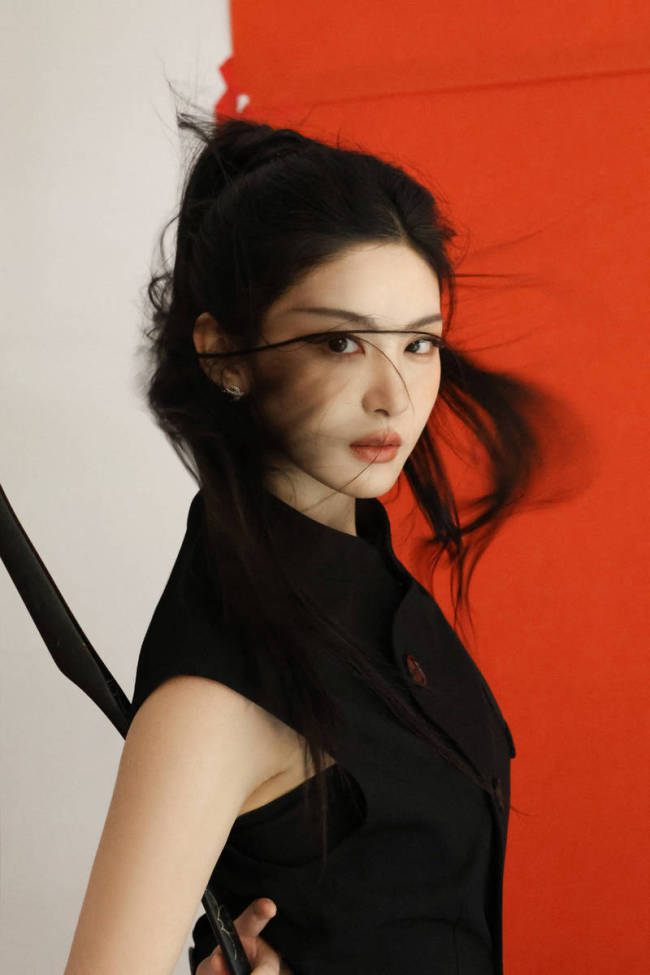 赵晴穿新中式黑裙高智感十足 手中拿箭英姿飒爽