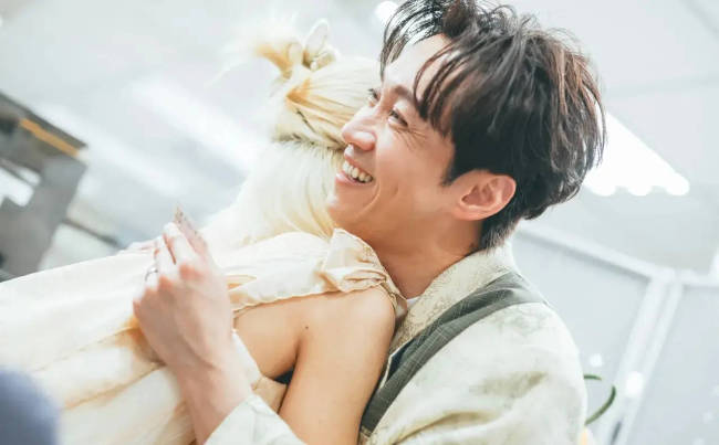 陈汉典LULU领证现场接吻 对镜甜笑洋溢幸福氛围