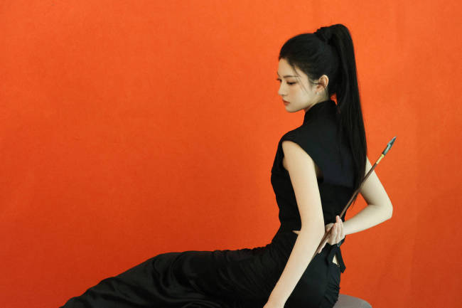 赵晴穿新中式黑裙高智感十足 手中拿箭英姿飒爽