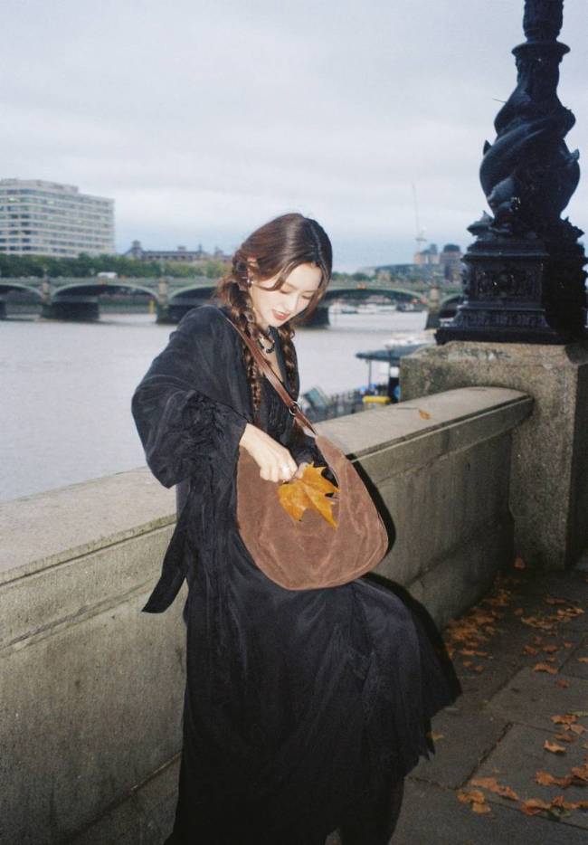 徐若晗梳双麻花辫发量惊人 手拿枫叶文艺气息十足