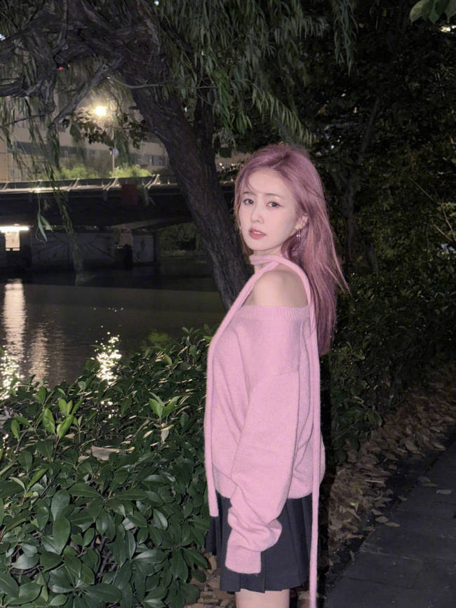 白鹿一头粉紫色秀发时尚吸睛 穿针织衫锁骨精致