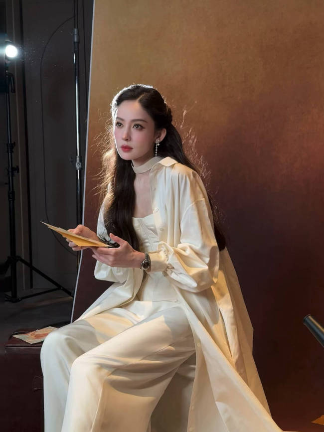 娜扎化身傲娇千金气质优雅矜贵 表情冷冽风情万种