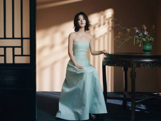 赵丽颖穿浅蓝抹胸裙温婉典雅 短发造型韵味十足