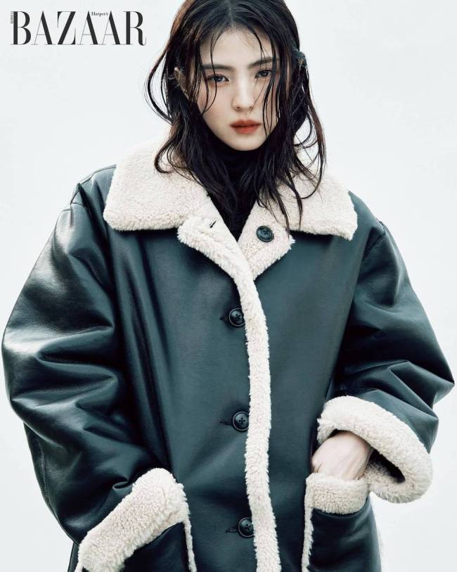 韩素希湿发造型魅惑酷飒 脚踩长靴美腿吸睛