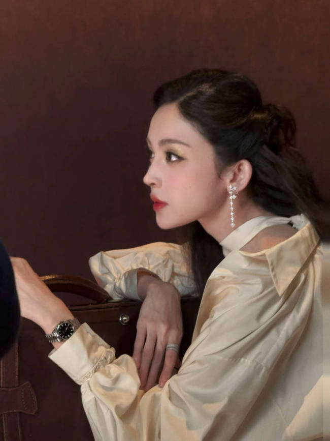 娜扎化身傲娇千金气质优雅矜贵 表情冷冽风情万种