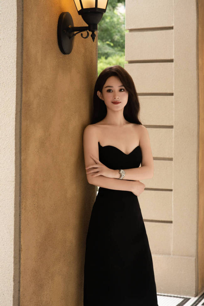 赵丽颖穿黑色抹胸裙大气优雅 长发披肩笑眼动人