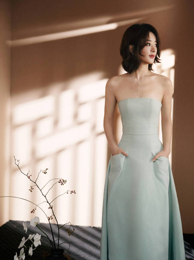 赵丽颖穿浅蓝抹胸裙温婉典雅 短发造型韵味十足