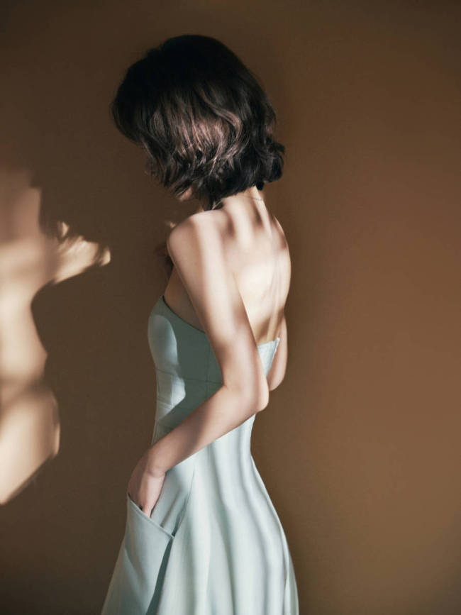 赵丽颖穿浅蓝抹胸裙温婉典雅 短发造型韵味十足