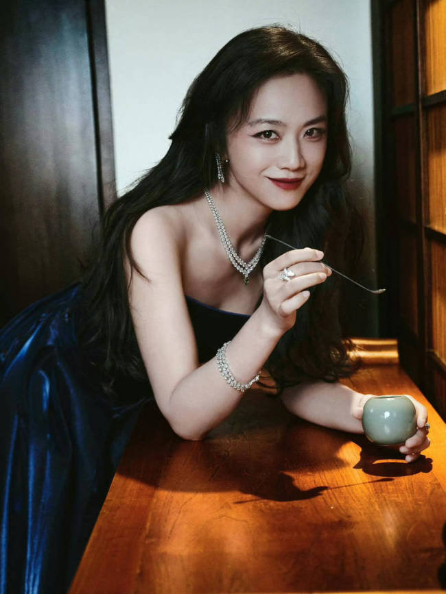 汤唯穿抹胸礼服身材窈窕 黑发红唇气质慵懒撩人