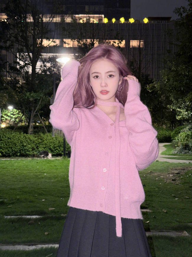白鹿一头粉紫色秀发时尚吸睛 穿针织衫锁骨精致