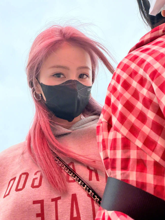 白鹿提醒粉丝染发要慎重:真的很伤头发