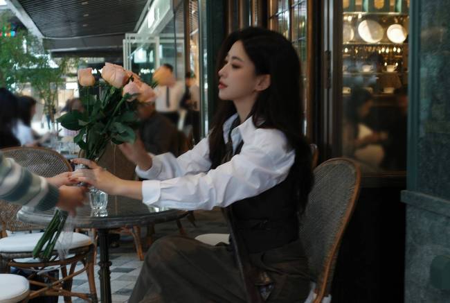 朱珠手拿玫瑰花笑眼动人 双手插兜帅气随性