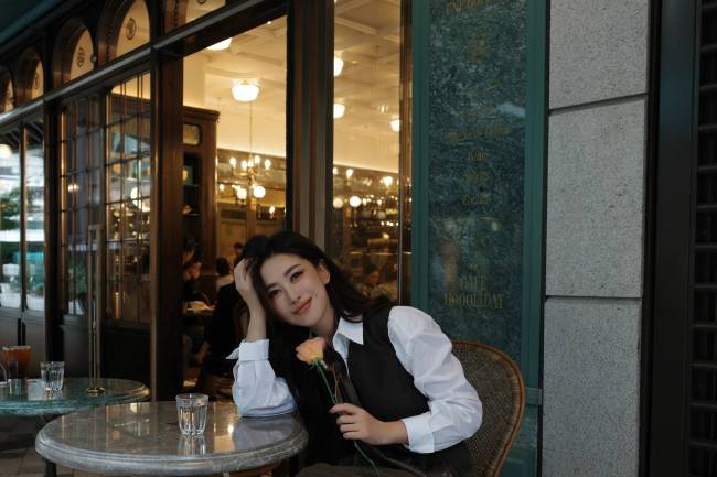 朱珠手拿玫瑰花笑眼动人 双手插兜帅气随性