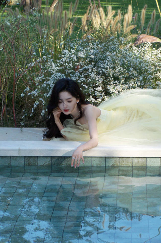 章若楠穿抹胸裙明媚清甜 回眸浅笑宛如童话公主
