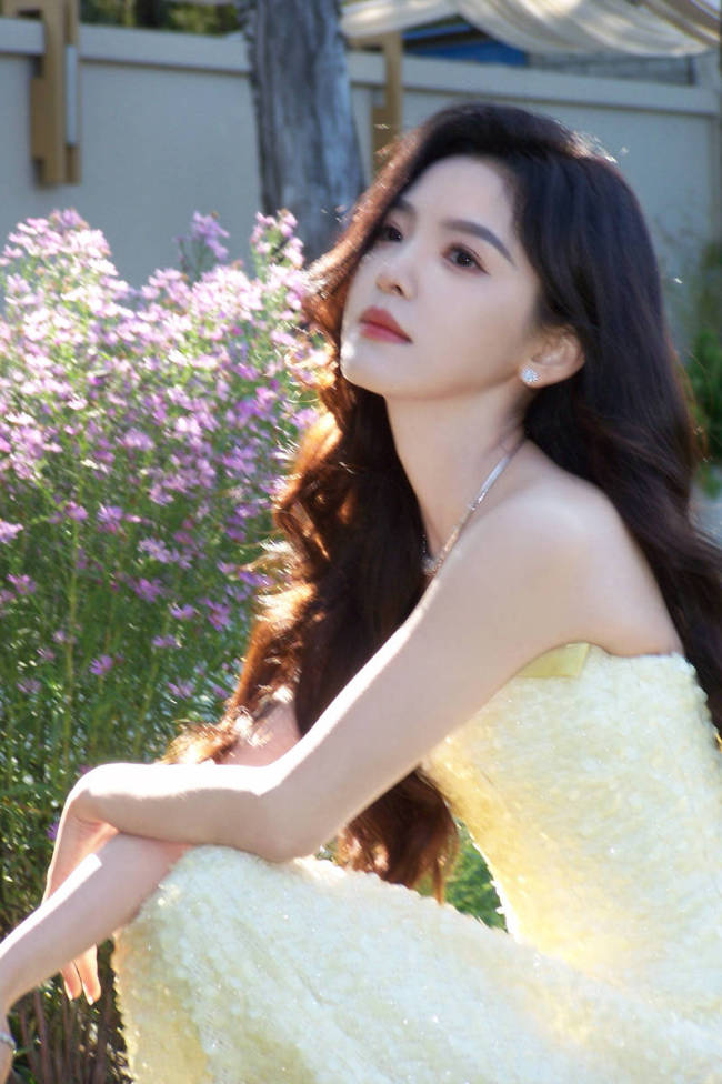 章若楠穿抹胸裙明媚清甜 回眸浅笑宛如童话公主