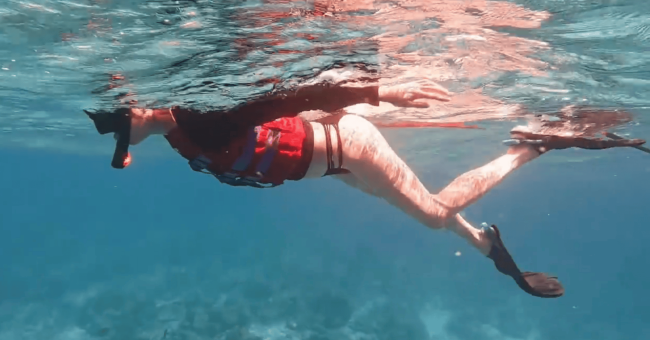 关晓彤晒马尔代夫浮潜vlog 身材苗条大长腿超吸睛