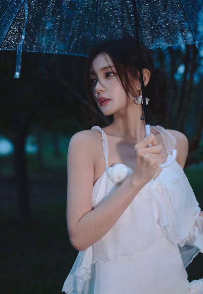 李一桐穿白色吊带裙身材窈窕 雨中撑伞氛围感十足