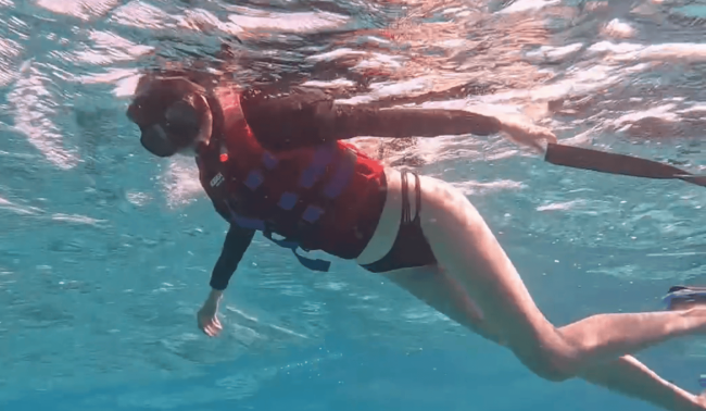 关晓彤晒马尔代夫浮潜vlog 身材苗条大长腿超吸睛