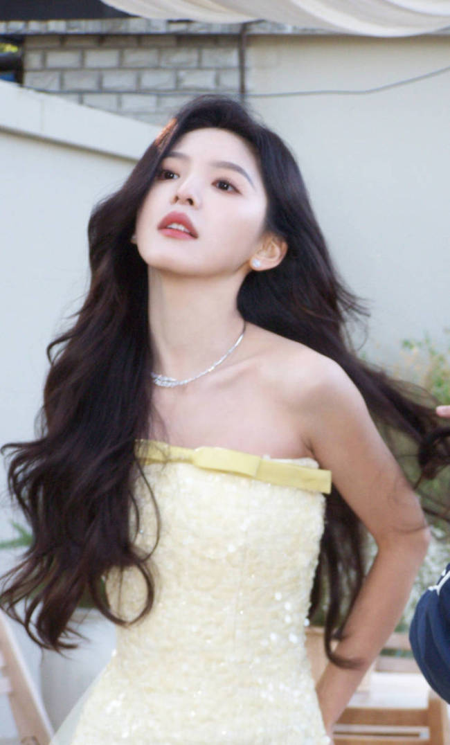 章若楠穿抹胸裙明媚清甜 回眸浅笑宛如童话公主