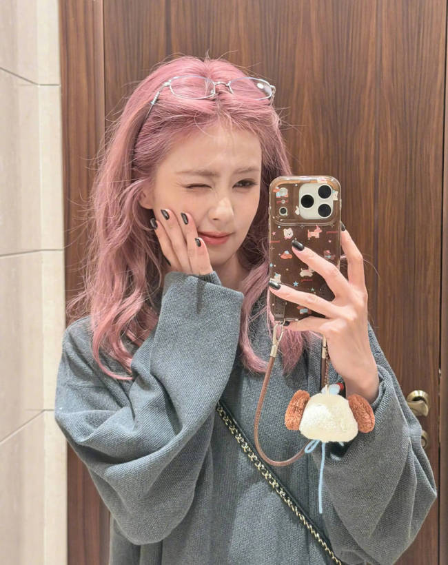 白鹿对镜自拍表情灵动娇憨 可爱比心娇俏又活泼