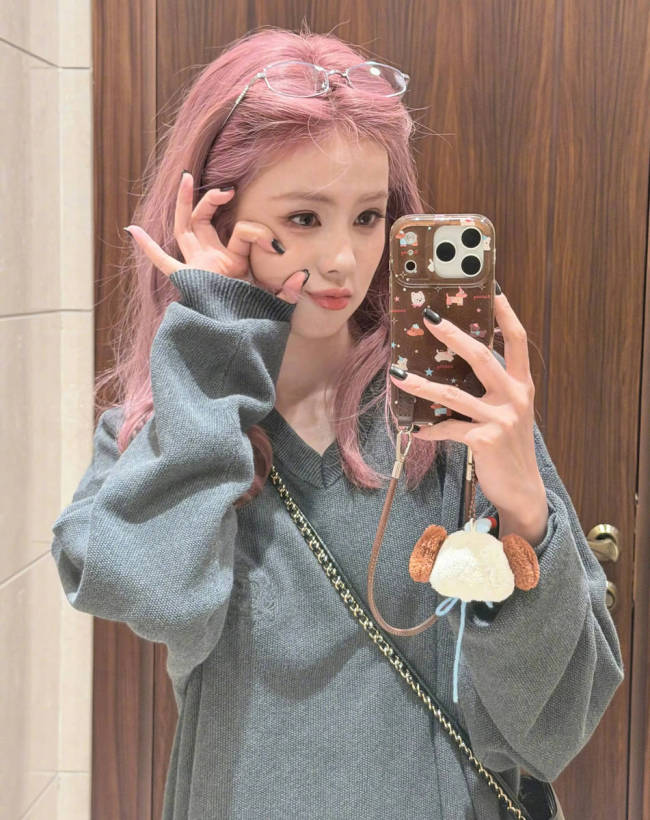 白鹿对镜自拍表情灵动娇憨 可爱比心娇俏又活泼