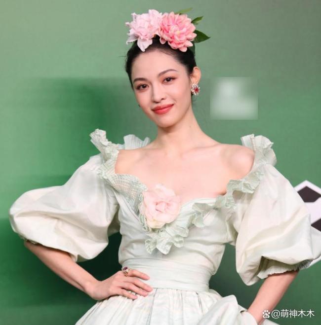 钟楚曦站位风波后首现身,气质优雅眼睛疑似肿了,评论区已彻底沦陷 C位争议引热议