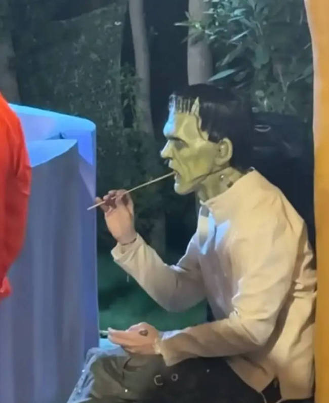 范丞丞cos“科学怪人”弗兰肯被认出 幽默调侃