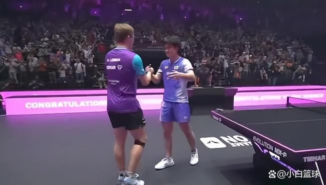 2-0遭逆转张本有多沮丧？握手后尬笑遮丑 心态崩了