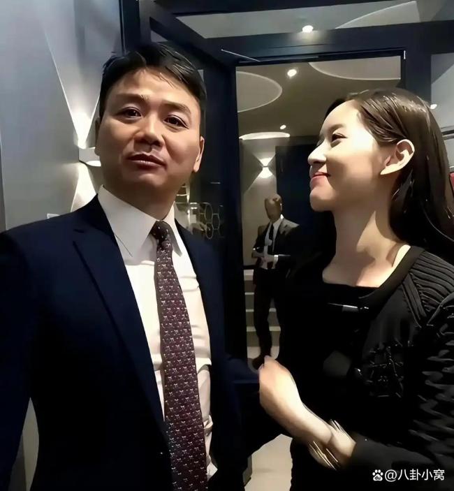 刘强东与章泽天被抓拍 自嘲“没了自信” 土味营销引争议