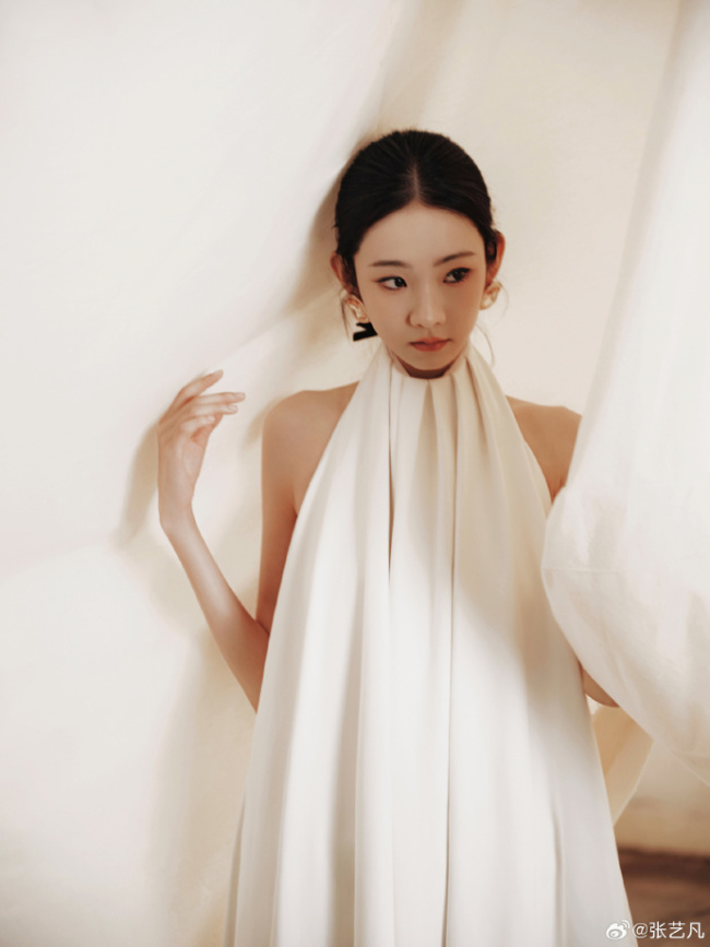 张艺凡极简风白裙气质清冷 完美诠释优雅高级感